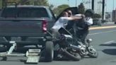 Video: Paseño golpea a oficial de vialidad en el Puente Libre