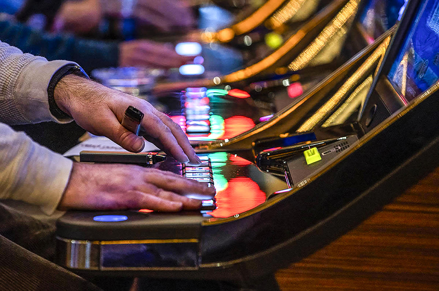 Shareholders push casinos to reassess indoor smoking