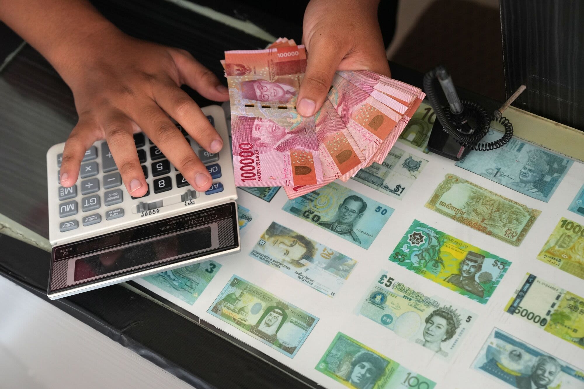 Indonesia Rate Hike May Not Be Enough to Spur Rupiah Rally