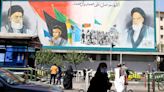 “Que Dios maldiga a Rushdie”: en las calles de Teherán, solo se oye a los iraníes que aprueban el ataque al escritor
