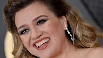 Kelly Clarkson Has Fans 'Weeping' Over Latest 'Kellyoke' Cover for the Olympics