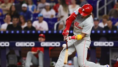 Phillies extend win streak in opener at Miami