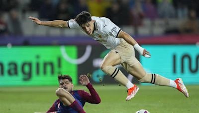 Lewandowski rescata a tiempo al Barça ante un combativo Valencia