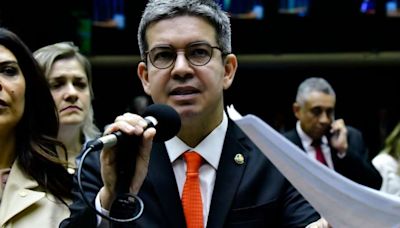 Líder do governo Lula diverge do PT e diz que eleição na Venezuela foi 'sem idoneidade'
