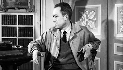 Subastado por medio millón de euros el manuscrito de ‘El extranjero’ que Camus escribió después de publicar su novela icónica