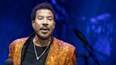 Lionel Richie revela cómo se encuentra Carlos III tras hablar con él por teléfono