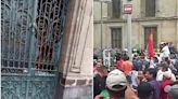 CNTE rompe vidrios de puerta de Palacio Nacional; se enfrenta con policías, tras a reunión con AMLO | El Universal