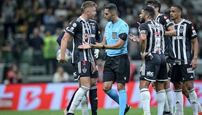 Diretor do Galo vai à coletiva, critica árbitro e pede critério: "Lamentável"