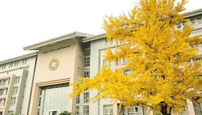 China’s largest university courts global scholars