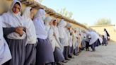 Los talibanes envenenan a 79 mujeres en una escuela de Afganistán
