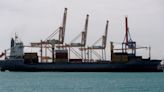 Reflotan buque encallado en canal de Suez sin interrumpir tránsito marítimo