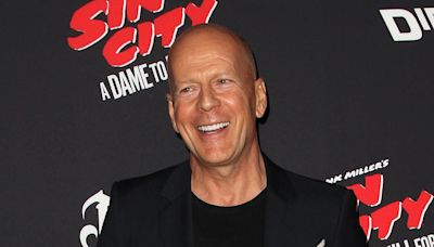 Spaß in der Achterbahn: Bruce Willis strahlt bei Familienausflug