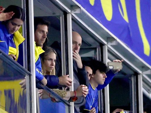 Lo que no se vio de la clasificación de Boca: las personalidades en la tribuna, el ovacionado en medio del partido y la silbatina a un histórico