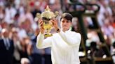 Carlos Alcaraz le ganó a Novak Djokovic y celebró en Wimbledon por segunda vez consecutiva