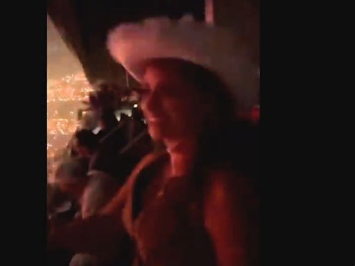 Penélope Cruz descoloca a las redes al celebrar su 50 cumpleaños con sombrero de 'cowboy' incluido en el concierto de este artista: "No me la veía venir"