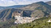 El bonito pueblo de Granada que tiene un castillo del siglo XI sobre una roca y se ubica en un parque natural