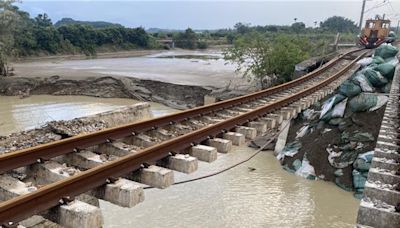 台鐵八掌溪橋「鋼軌騰空30米」 交長：拚8／2單線雙向通車 - 生活