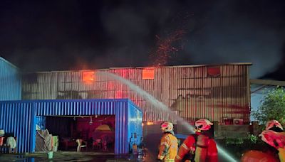 桃園大園倉儲深夜火警！廠內大量鋰電池、溶劑全面燃燒