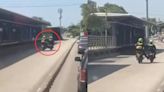 Ciudadanos indignados grabaron un video de patrulla de la Policía remolcando a un compañero por el carril exclusivo de Transmetro en Barranquilla “Estos manes hacen lo que se les da la gana”
