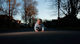 Vídeo: Un bebé se escapa y lo encuentran gateando en un camino. ¿Sabes quién le acompañó en todo momento?
