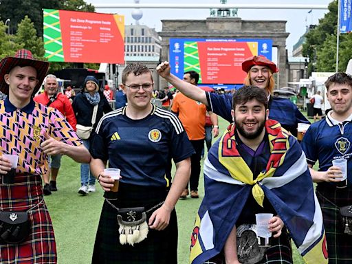 Aficionados de Escocia se la pasan de ‘perlas’ en la Eurocopa