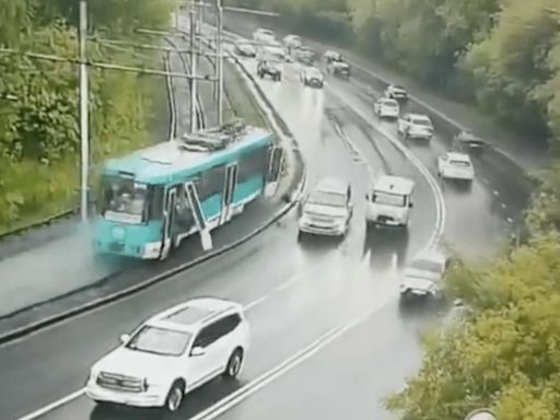 乘客被甩飛到路上！俄兩電車擦撞釀禍 1死百傷