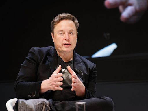 Filha transgênero de Elon Musk diz que ele foi um pai ausente e "cruel"
