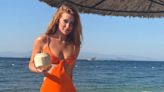 Marina Ruy Barbosa elege look decotado laranja para visitar praia na Turquia