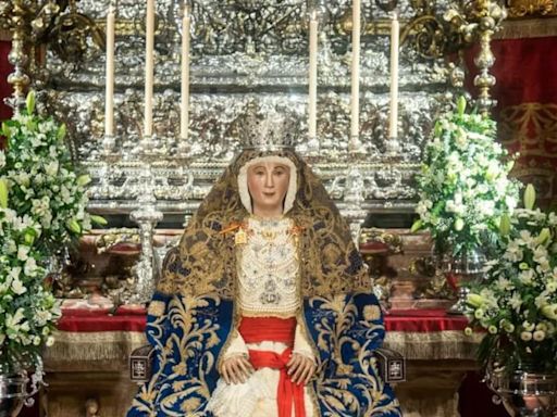 El primer besamanos de la Virgen de los Reyes abre los actos del mes de agosto en su honor