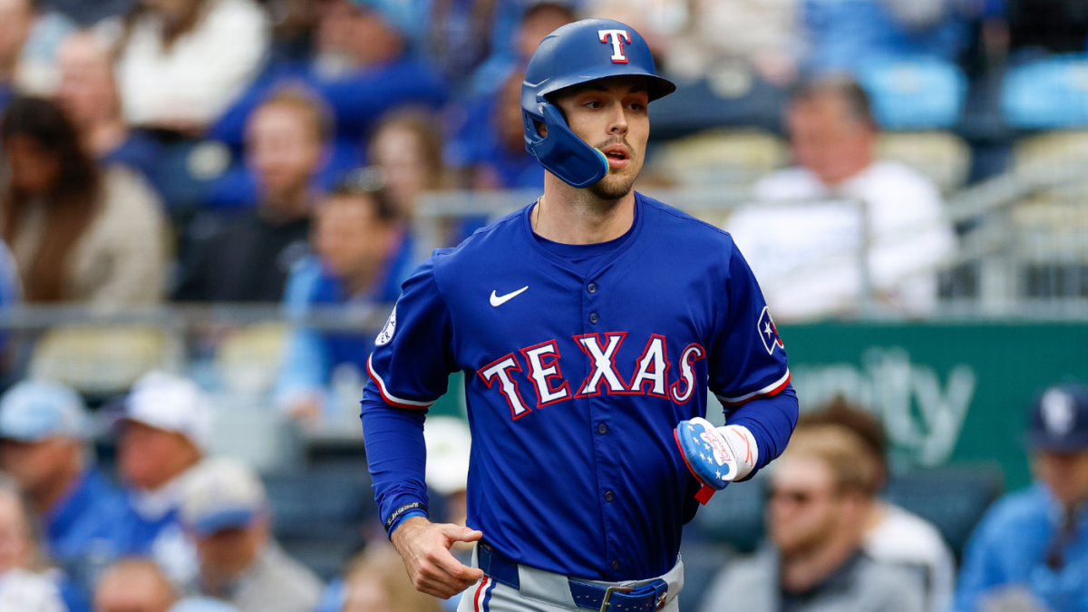 Evan Carter injury update: Rangers outfielder expected to miss rest of regular season with back issues
