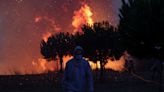 Cientos de bomberos luchan para apagar un incendio en Portugal cercano al turístico Cascais