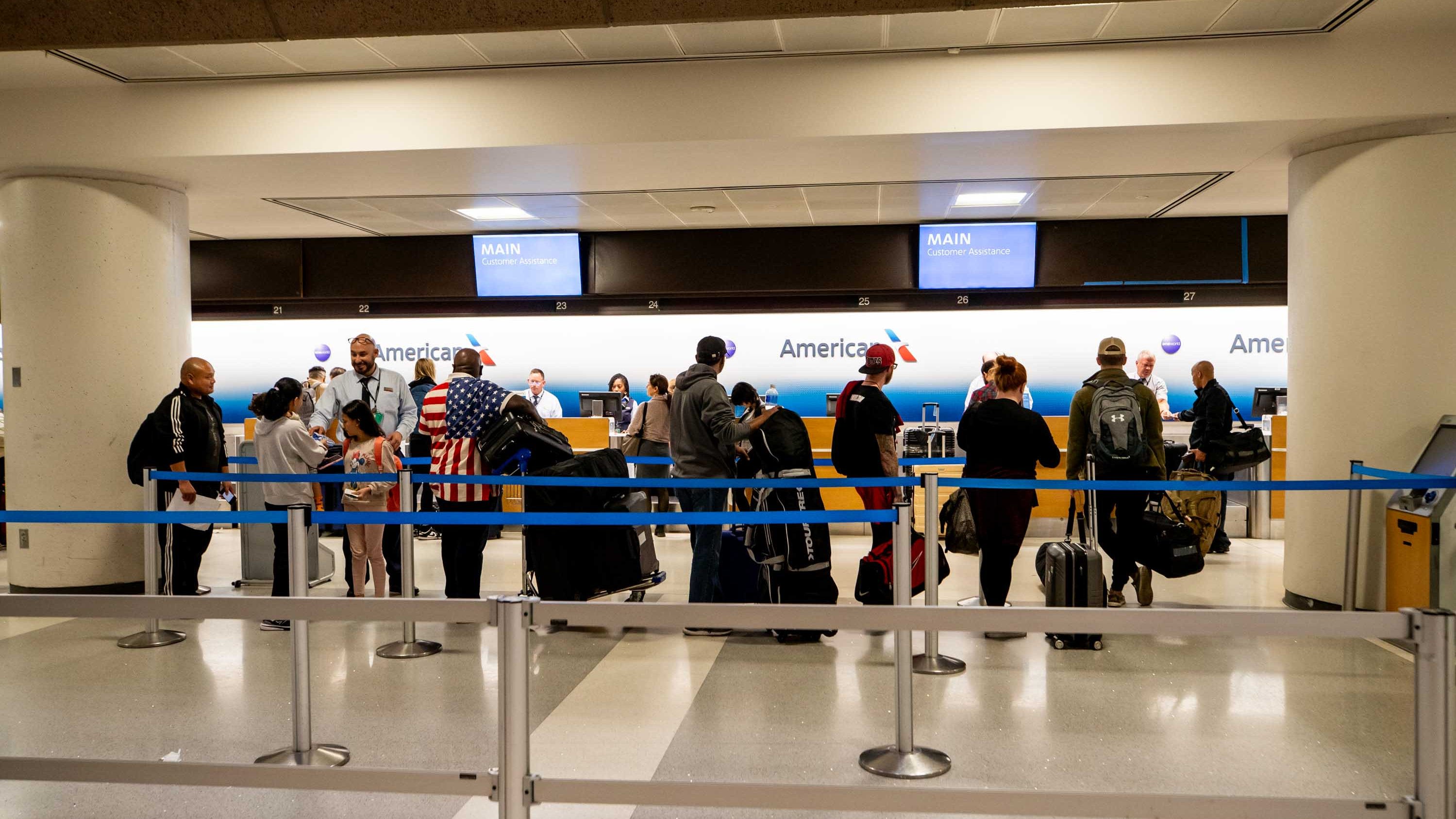 Internet outage at Phoenix airport caused long lines and delays today. Here's what we know