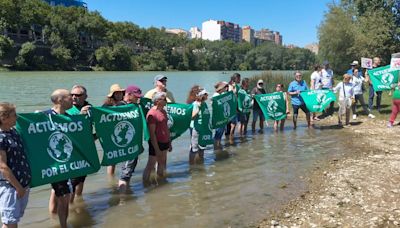 'Mójate por Europa': un chapuzón en el río Ebro para concienciar sobre el aumento de temperaturas y las elecciones europeas