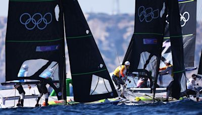 Conditions frustrate Dickson and Waddilove as medal race moved to Friday