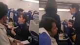 Azafata explota contra pasajero en pleno vuelo: "no soy su sirvienta"
