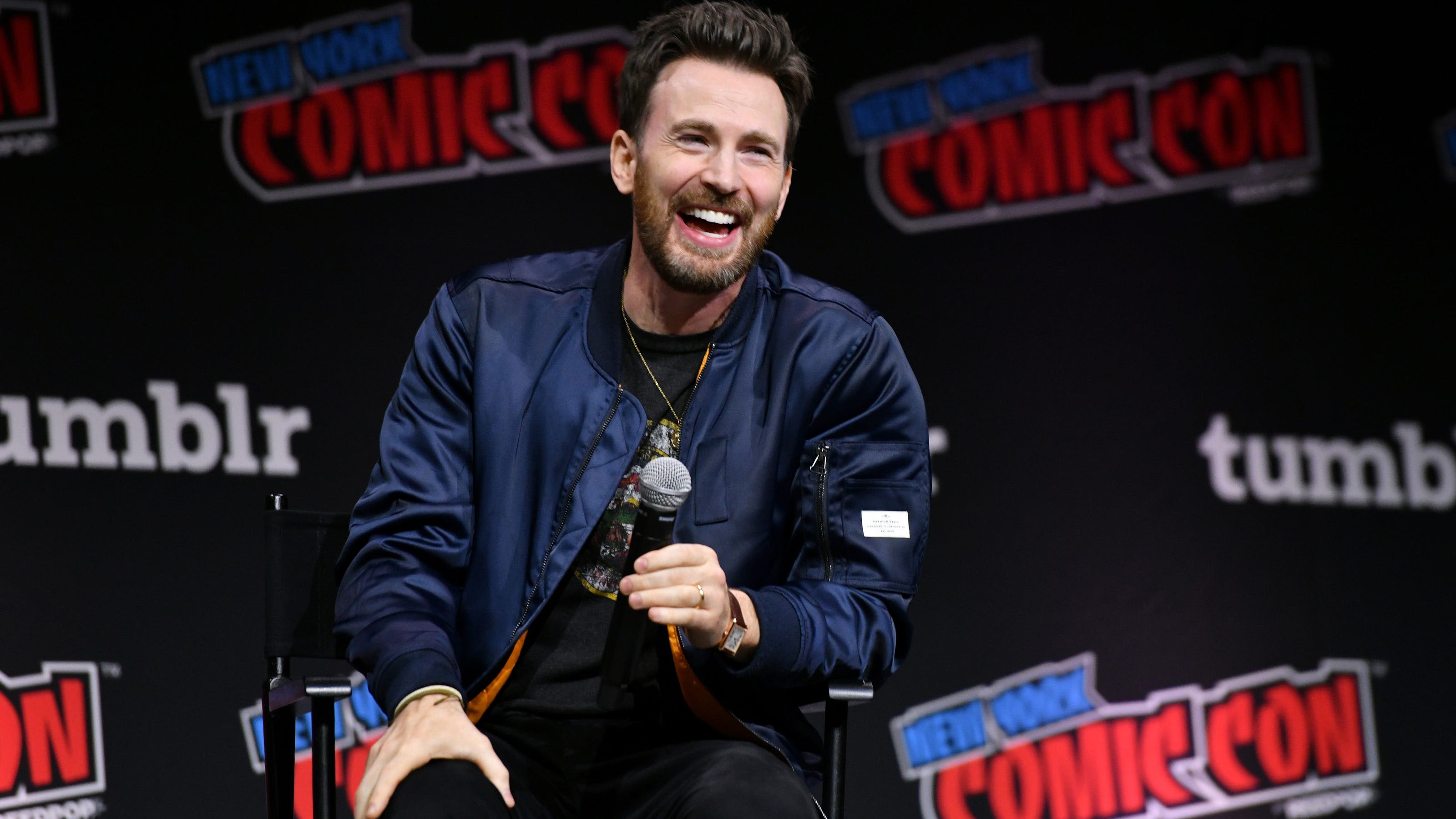 Chris Evans, Air Force debunk false claim that image shows actor signing bomb | Fact check