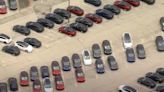 特斯拉也開始滯銷了嗎？400 多輛未出售的特斯拉新車被停在廢棄的商場停車場中