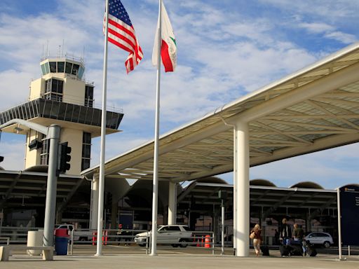 Despite legal threat, Oakland votes to add 'San Francisco Bay' to airport's name