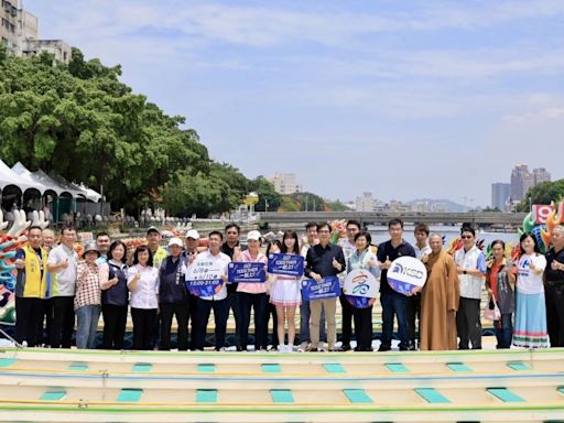 高雄市長攜手最強外掛女神安芝儇 體驗愛河端午龍舟點睛祈福