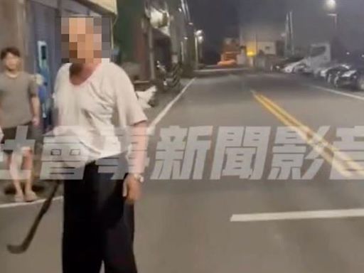 疑機車排氣管太吵！彰化阿公暴走「抄鐮刀理論」揮刀趕人⋯路人嚇壞