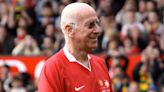 Saluda el Príncipe William a Sir Bobby Charlton como un verdadero grande