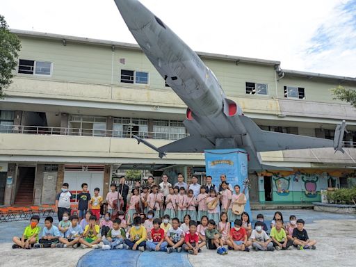 汐止白雲國小戰機駐校10年 F-5E換新裝展新貌