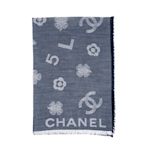 CHANEL 新款牛仔藍底白色刺繡字母圖騰雙CC喀什米爾混棉圍巾