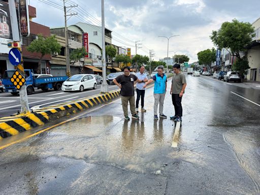 台中豐原豐勢路水管破裂 路面出現坑洞積水 (圖)