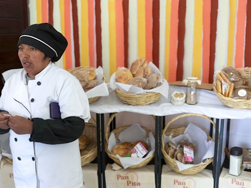 Bolivianas fortalecen sus habilidades como emprendedoras en pos de su autonomía económica