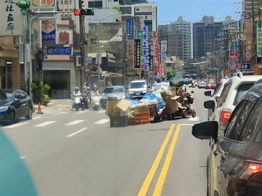 全台最強電動車！桃園婦「代步車當貪吃蛇」 全場看傻：神主牌，快拜