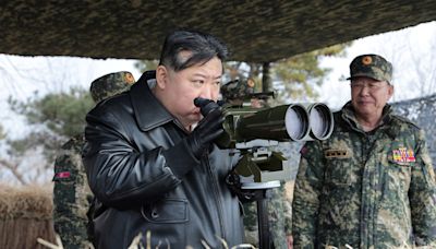 金正恩視察多管火箭試射 軍事紀念日喊話「栽培更多指揮官」