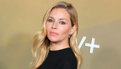 En robe transparente, Sienna Miller revendique son corps post-grossesse