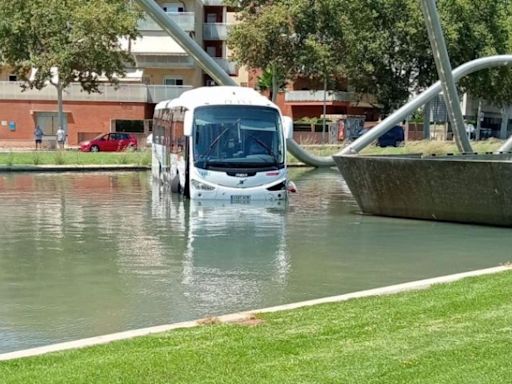 ¡Ver para creer! Un autobús pierde el control y se mete en el interior de una fuente en Reus