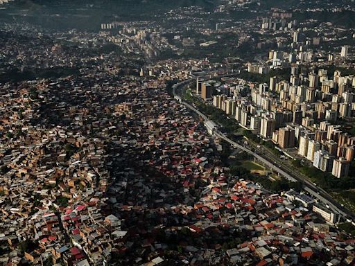 Se registran fuertes cacerolazos en Caracas un día después de las elecciones en Venezuela en repudio al fraude de Maduro